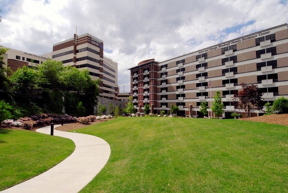 A green lawn and buildings at Shepherd Center’s rehabilitation facility